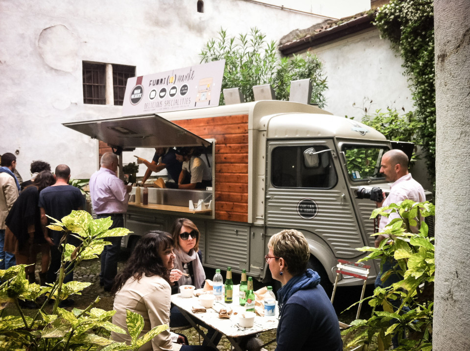 Mobile catering, furgone, fuori di mente Brescia, mente Locale
