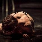 donna sofferente per terra dopo uno stupro a teatro