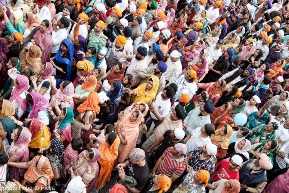 la folal durante il baisakhi 15000 fedeli sikh