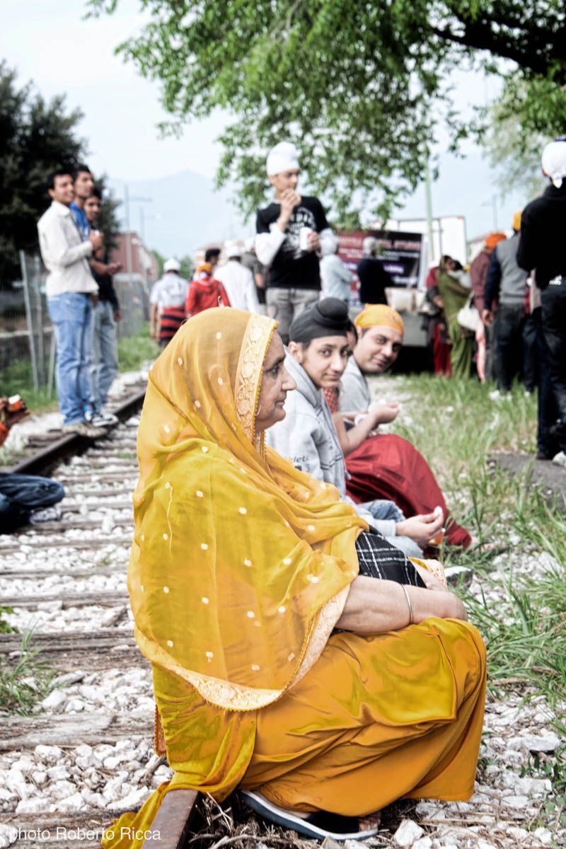 donna sikh lungo le rotaie
