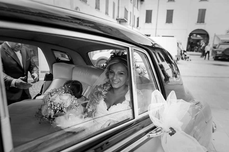 arrivo della sposa alla chiesa di Prevalle, a due passi dal lago di Garda